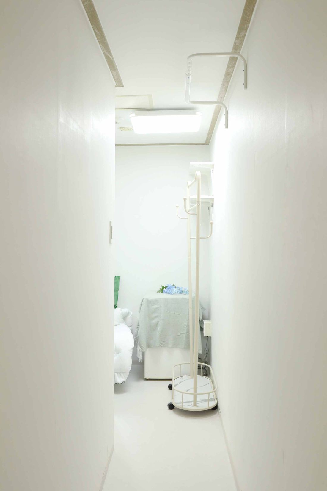 도곡동 고시원 스테이인 양재점 행거가 있는 방 안 통로